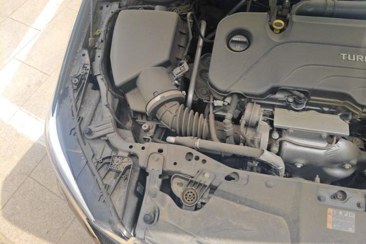 Used Buick Regal 2024 25T Deluxe Edition Engine Bay Right