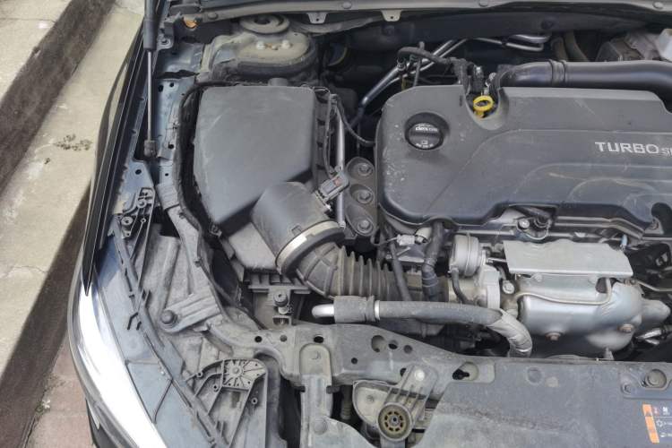 Used Buick Regal 2024 25T Deluxe Edition Engine Bay Right