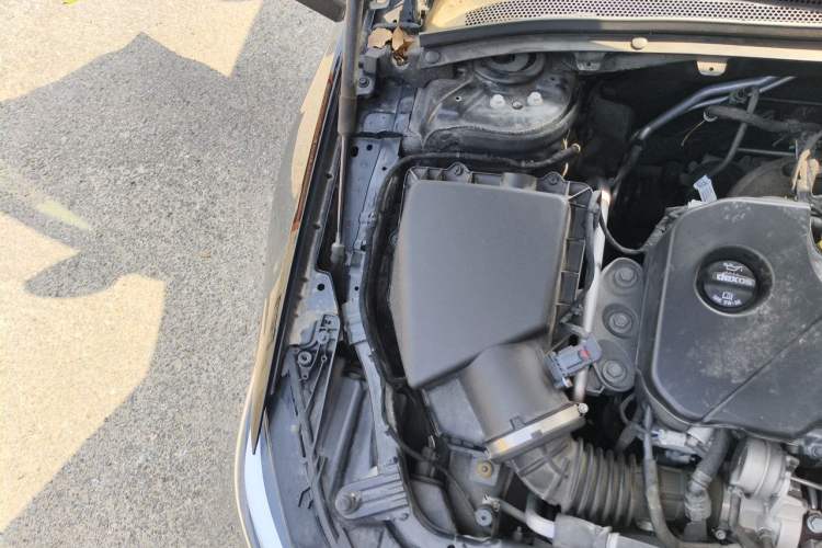Used Buick Regal 2024 25T Deluxe Edition Engine Bay Right