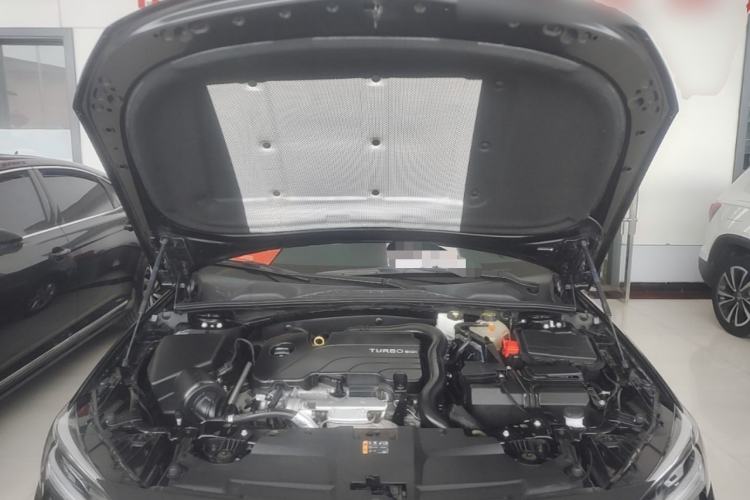 Used Buick Regal 2024 25T Deluxe Edition Engine Bay
