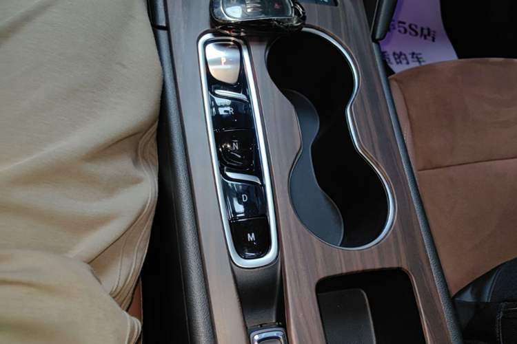 Used Buick Regal 2024 28T Luxury Edition Gear Lever