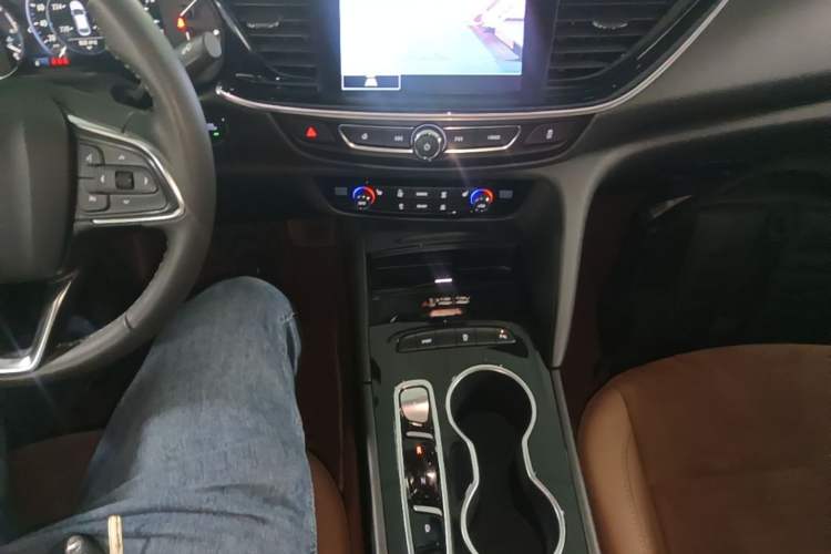 Used Buick Regal 2024 28T Luxury Edition Gear Lever