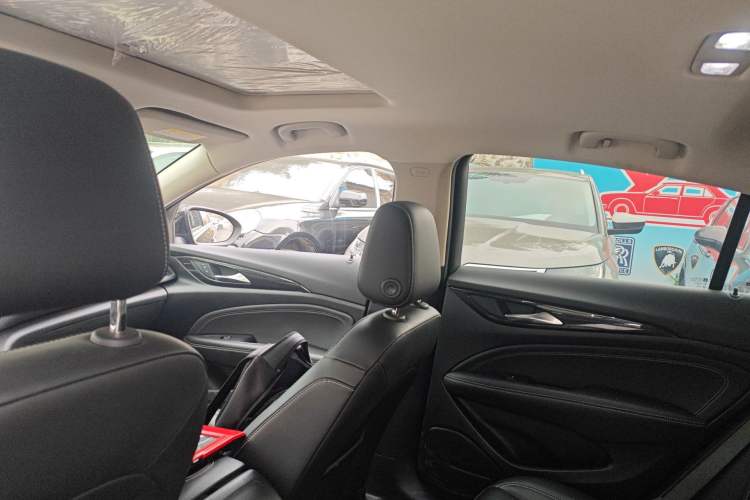Used Buick Regal 2024 25T Deluxe Edition Headliner