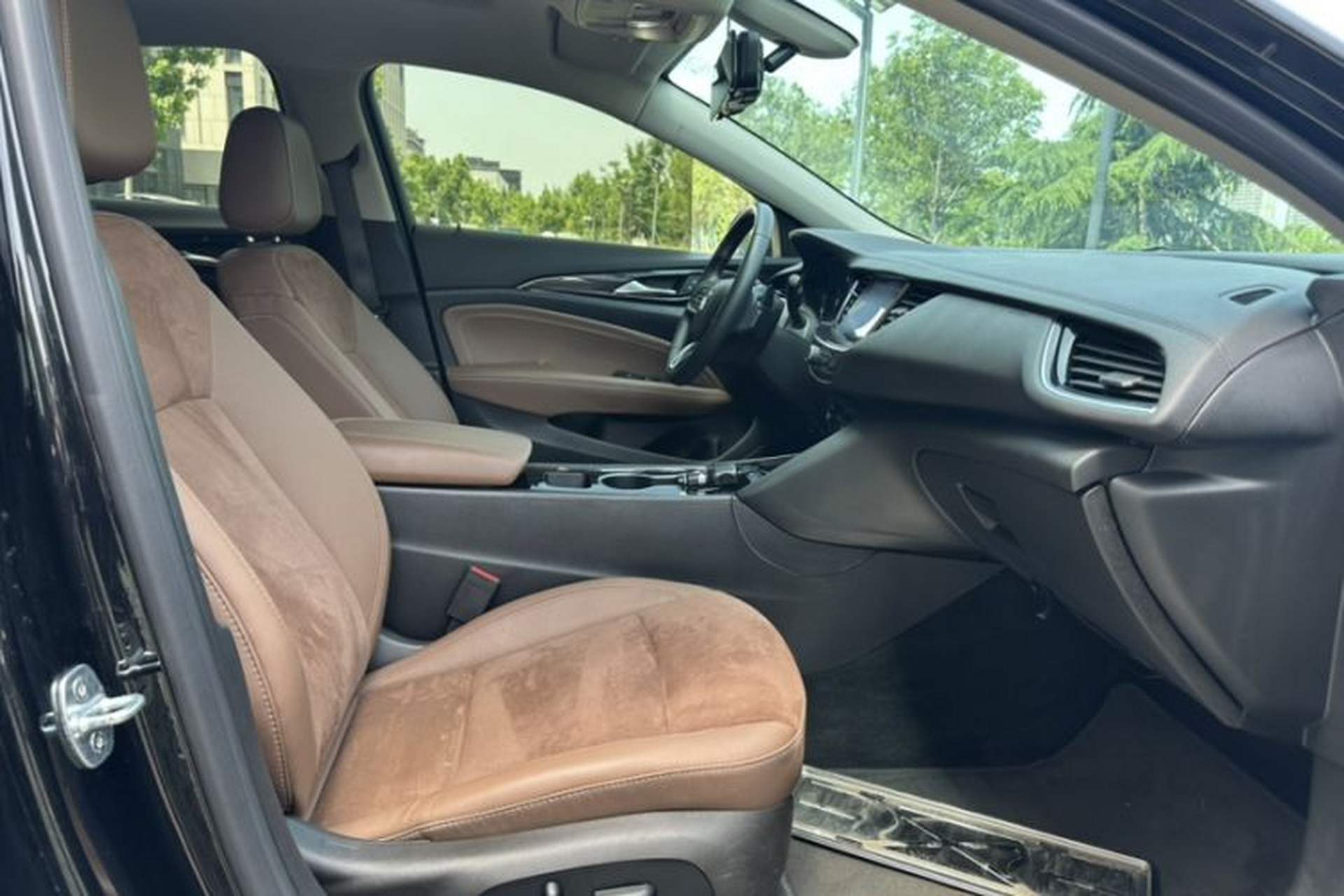 Used Buick Regal 2024 28T Luxury Edition Interior 9