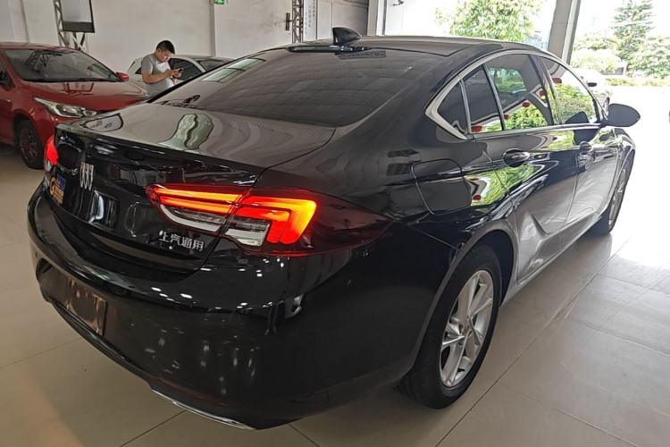 Used Buick Regal 2024 25T Deluxe Edition Rear Right 45 Deg