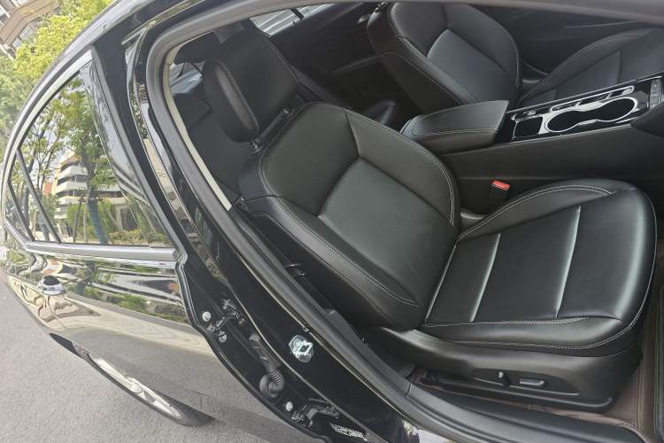 Used Buick Regal 2024 25T Deluxe Edition Right Front Seat