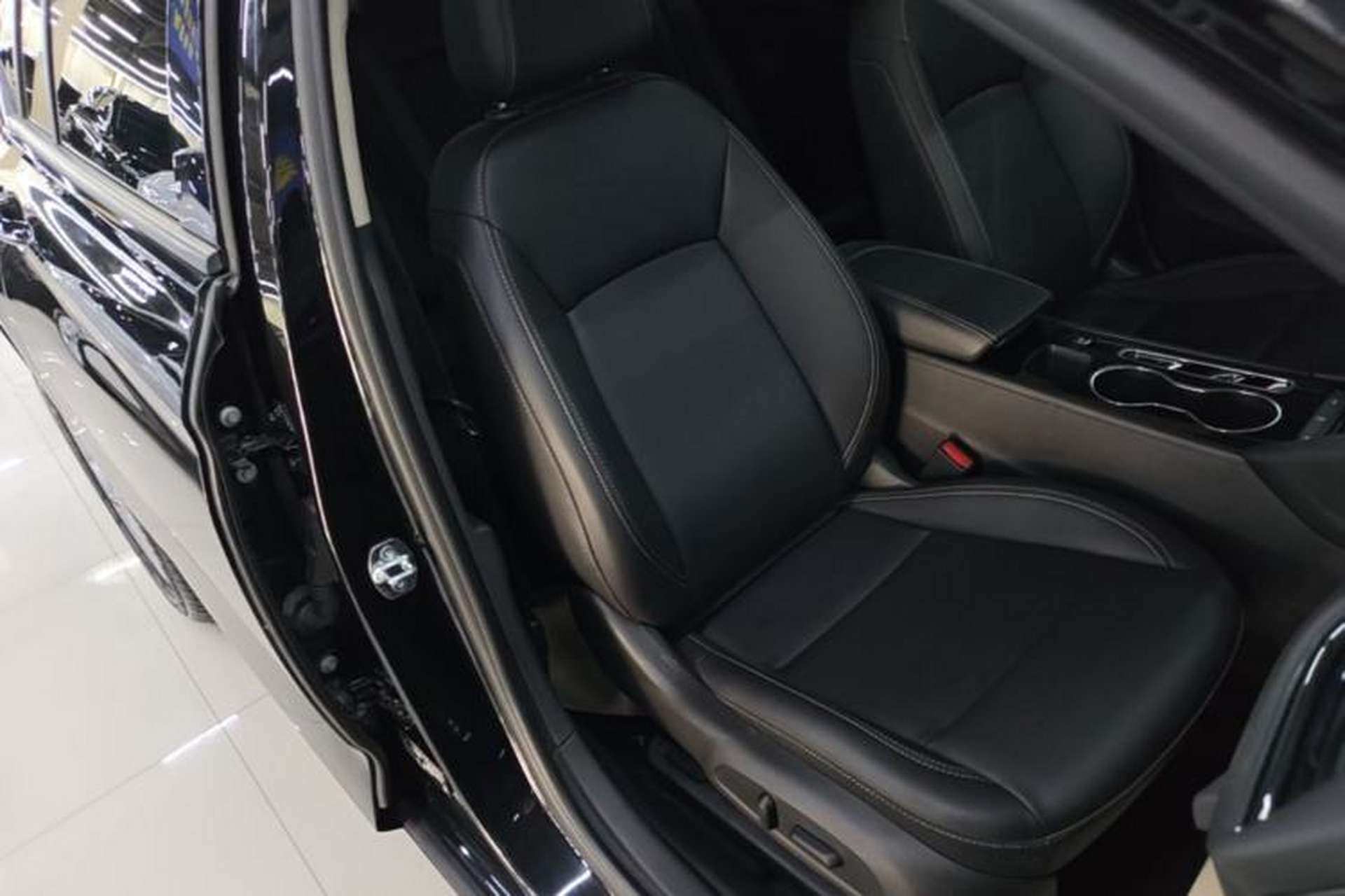 Used Buick Regal 2024 25T Deluxe Edition Right Front Seat