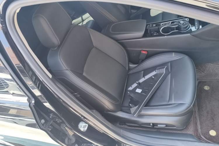 Used Buick Regal 2024 25T Deluxe Edition Right Front Seat