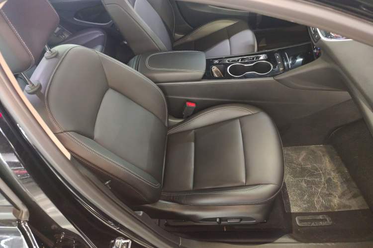 Used Buick Regal 2024 25T Deluxe Edition Right Front Seat