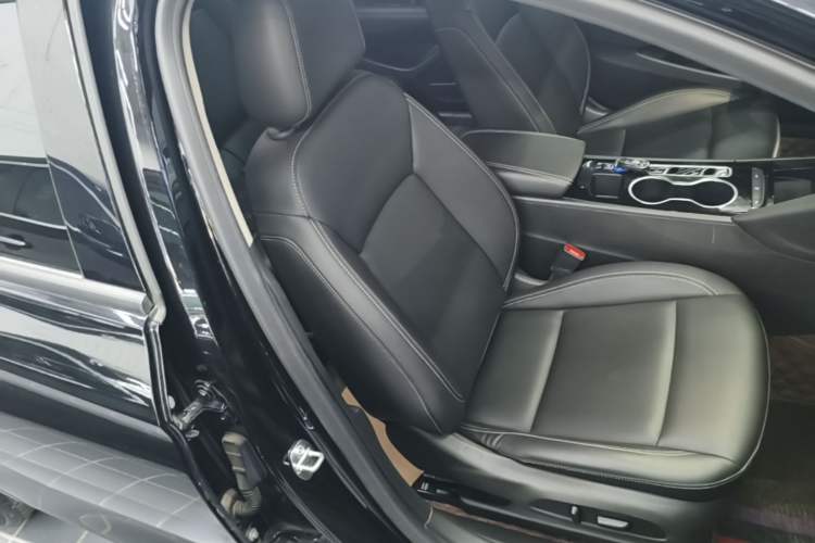 Used Buick Regal 2024 25T Deluxe Edition Right Front Seat