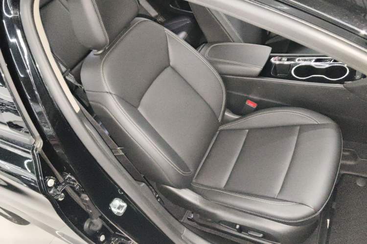 Used Buick Regal 2024 25T Deluxe Edition Right Front Seat