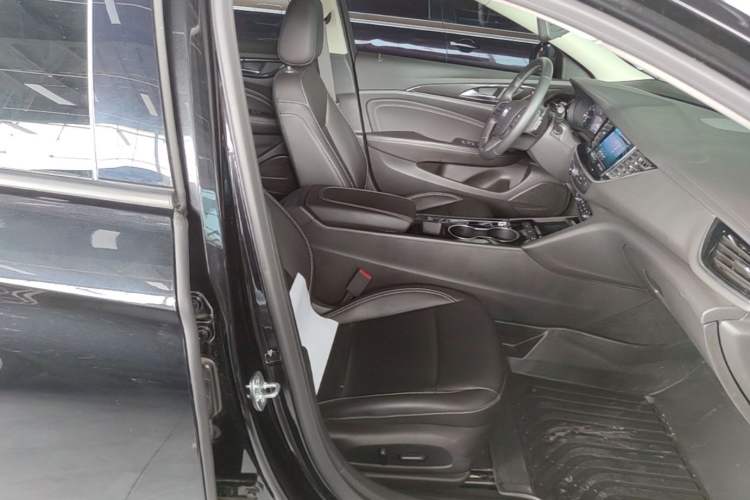Used Buick Regal 2024 25T Deluxe Edition Right Front Seat