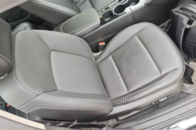 Used Buick Regal 2024 25T Deluxe Edition Right Front Seat