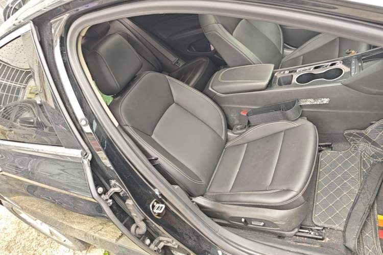 Used Buick Regal 2024 25T Deluxe Edition Right Front Seat