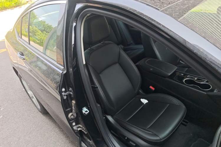 Used Buick Regal 2024 25T Deluxe Edition Right Front Seat