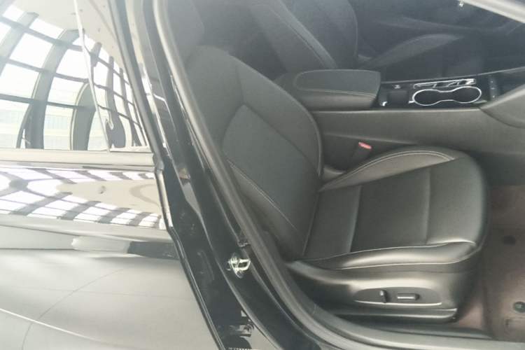 Used Buick Regal 2024 25T Deluxe Edition Right Front Seat