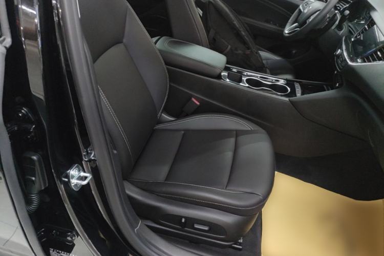 Used Buick Regal 2024 25T Deluxe Edition Right Front Seat