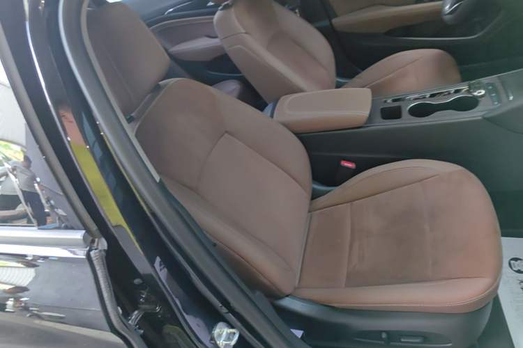 Used Buick Regal 2024 28T Luxury Edition Right Front Seat