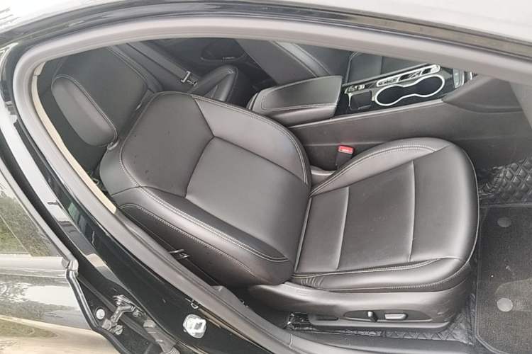 Used Buick Regal 2024 25T Deluxe Edition Right Front Seat