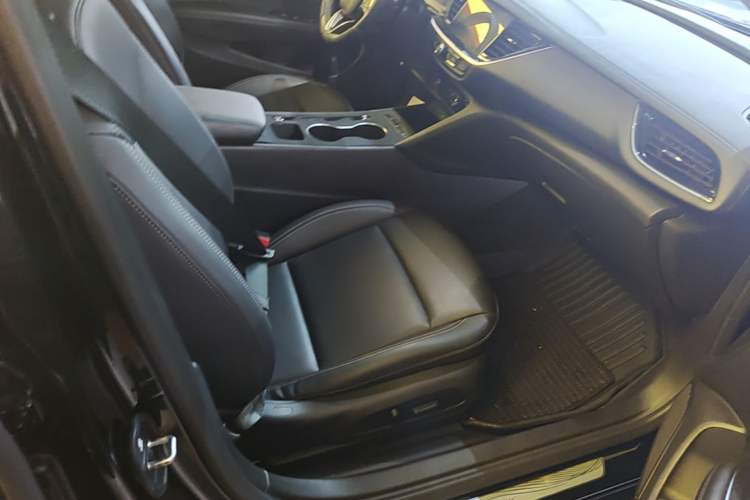 Used Buick Regal 2024 25T Deluxe Edition Right Front Seat