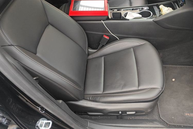 Used Buick Regal 2024 25T Deluxe Edition Right Front Seat