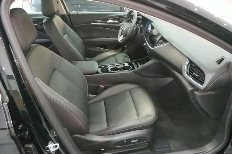 Used Buick Regal 2024 25T Deluxe Edition Right Front Seat