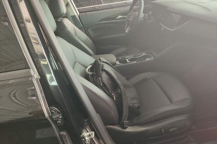 Used Buick Regal 2024 25T Deluxe Edition Right Front Seat