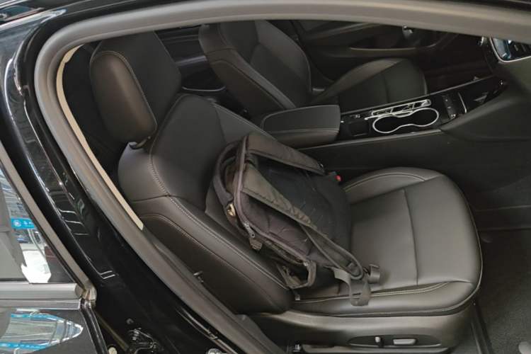 Used Buick Regal 2024 25T Deluxe Edition Right Front Seat