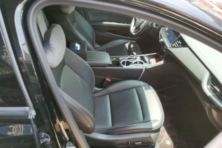 Used Buick Regal 2024 25T Deluxe Edition Right Front Seat