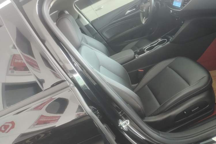 Used Buick Regal 2024 25T Deluxe Edition Right Front Seat