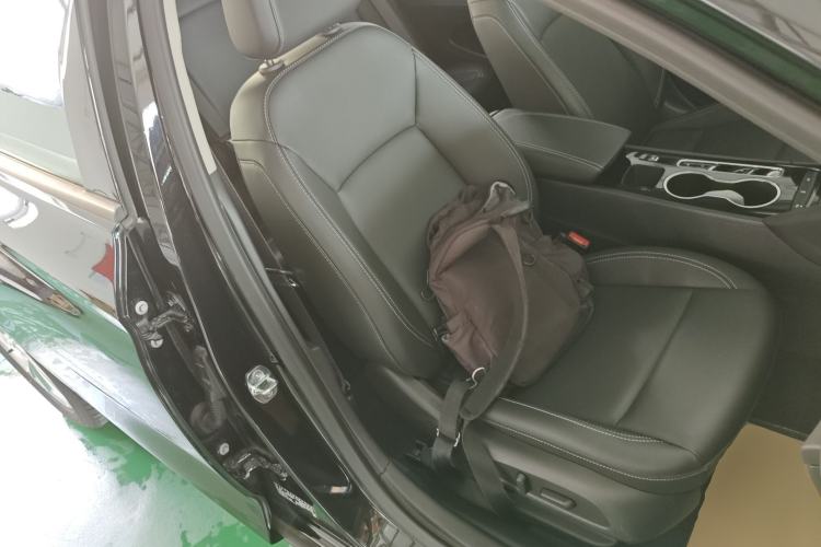 Used Buick Regal 2024 25T Deluxe Edition Right Front Seat
