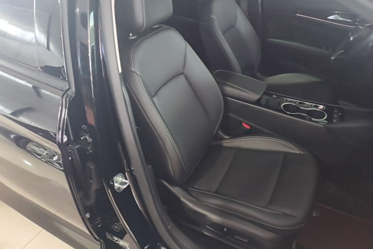 Used Buick Regal 2024 25T Deluxe Edition Right Front Seat