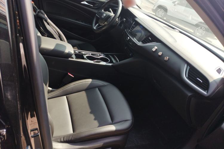 Used Buick Regal 2024 25T Deluxe Edition Right Front Seat