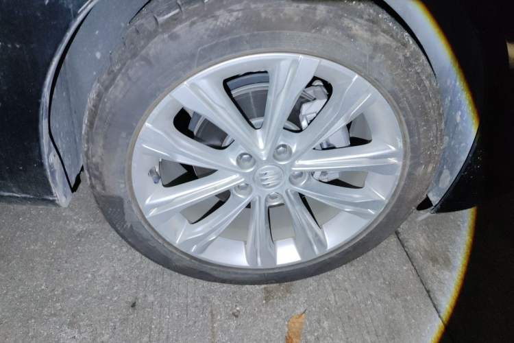 Used Buick Regal 2024 28T Luxury Edition Right Front Wheel Hub