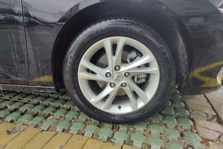 Used Buick Regal 2024 25T Deluxe Edition Right Front Wheel Hub