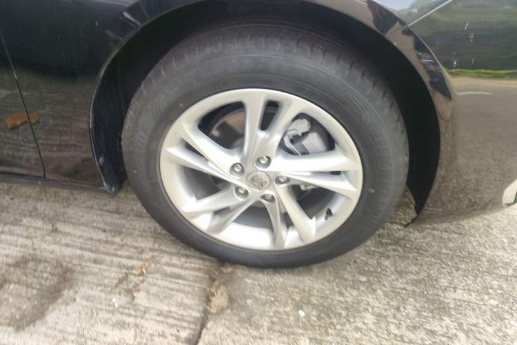 Used Buick Regal 2024 25T Deluxe Edition Right Front Wheel Hub