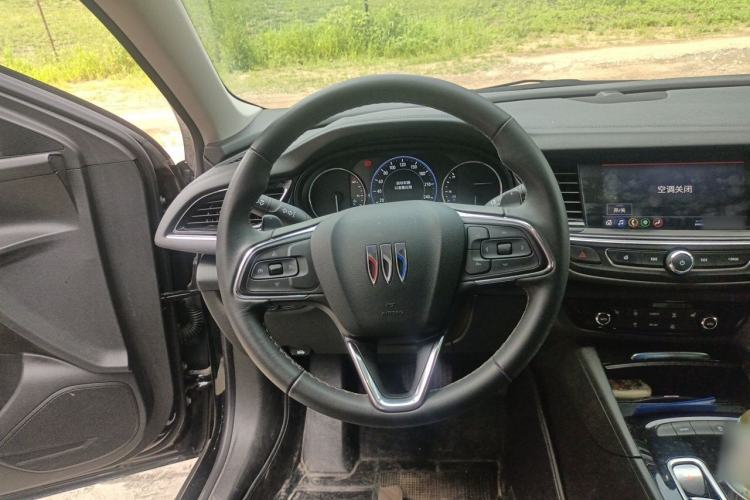 Used Buick Regal 2024 28T Luxury Edition Steering Wheel