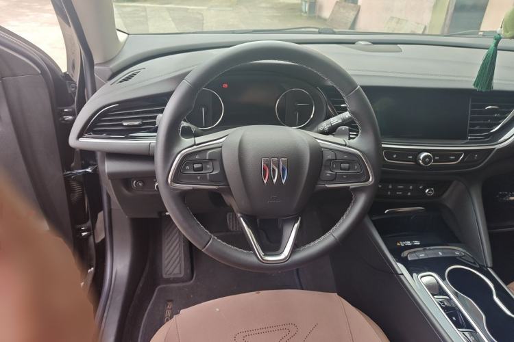 Used Buick Regal 2024 28T Luxury Edition Steering Wheel