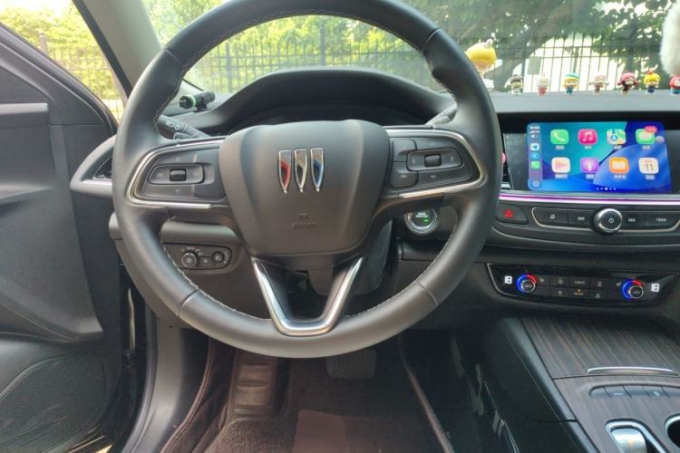 Used Buick Regal 2024 28T Luxury Edition Steering Wheel
