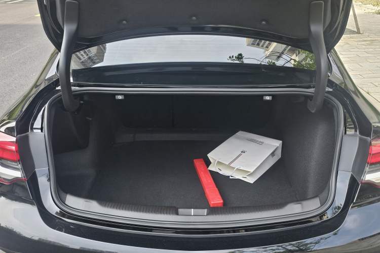 Used Buick Regal 2024 25T Deluxe Edition Trunk