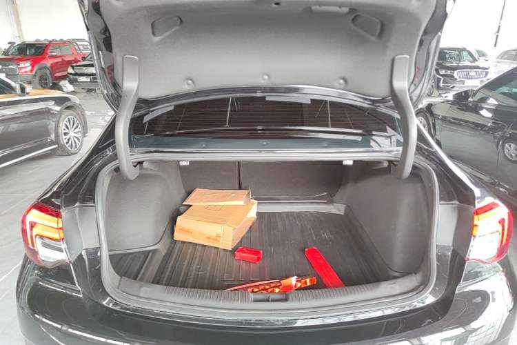 Used Buick Regal 2024 25T Deluxe Edition Trunk