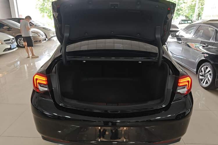 Used Buick Regal 2024 25T Deluxe Edition Trunk
