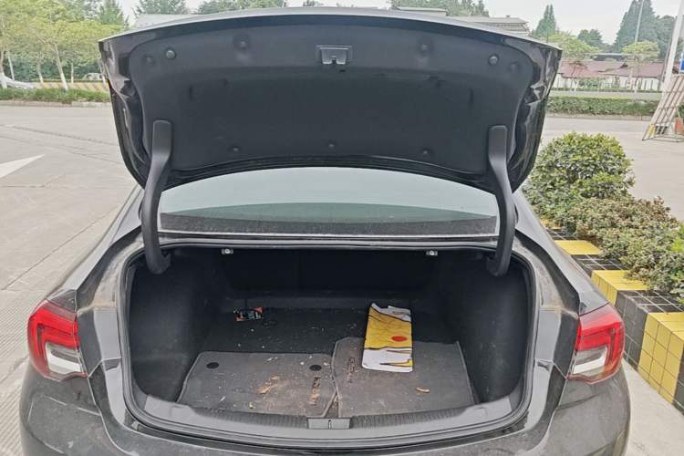Used Buick Regal 2024 25T Deluxe Edition Trunk