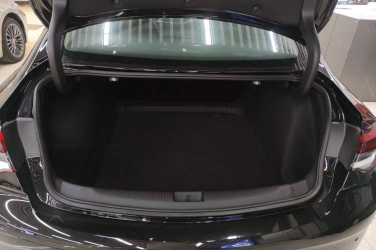 Used Buick Regal 2024 25T Deluxe Edition Trunk