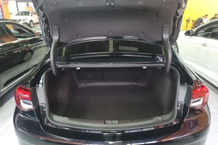 Used Buick Regal 2024 25T Deluxe Edition Trunk