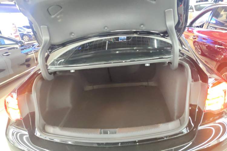 Used Buick Regal 2024 25T Deluxe Edition Trunk