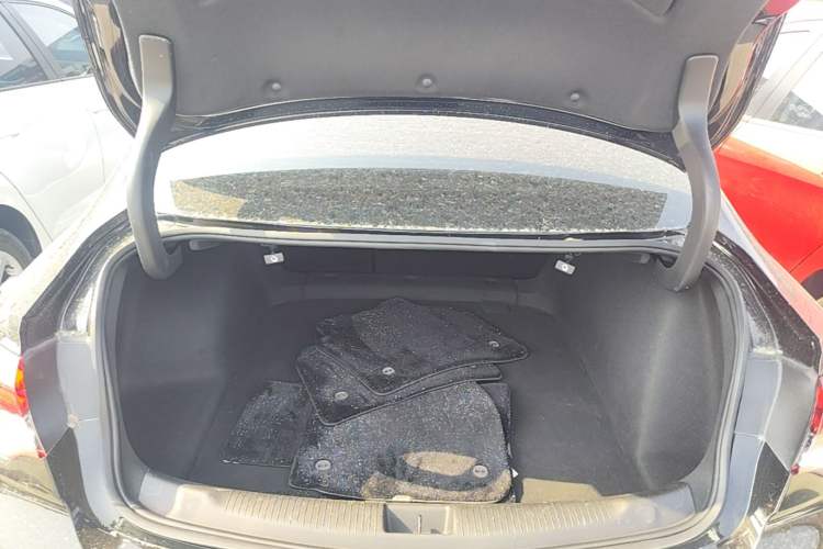 Used Buick Regal 2024 25T Deluxe Edition Trunk