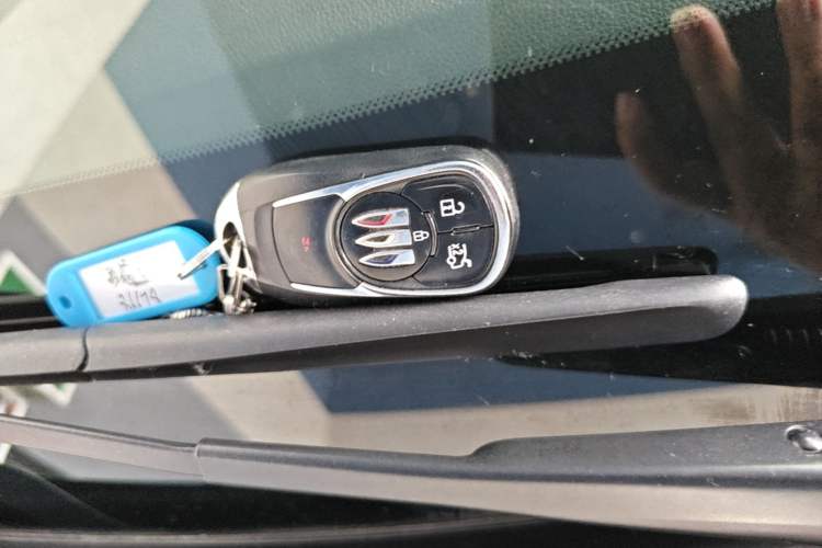 Used Buick Regal 2024 25T Deluxe Edition Vehicle Key