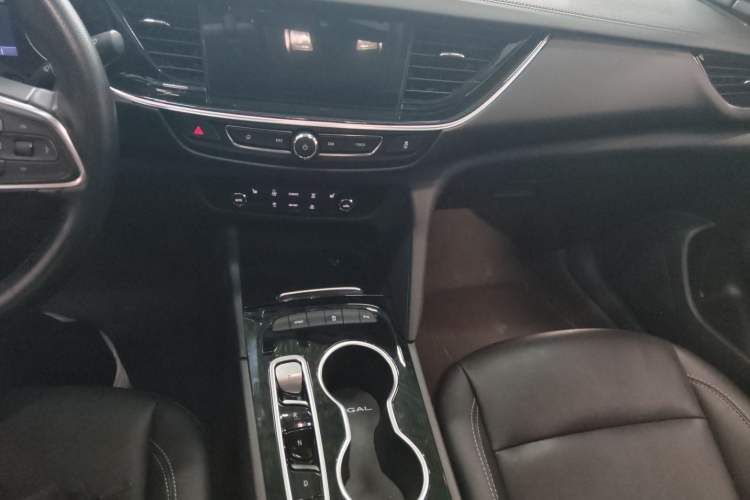 Used Buick Regal 2024 25T Deluxe Edition Audio And AC Panel