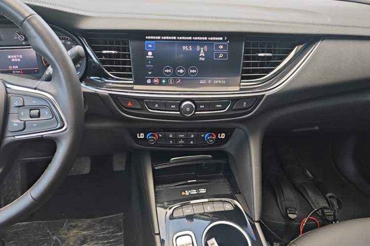 Used Buick Regal 2024 25T Deluxe Edition Audio And AC Panel